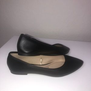 NWOT Black pointed flats